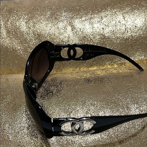 Chic Black Sunglasses - Picture 3 of 4